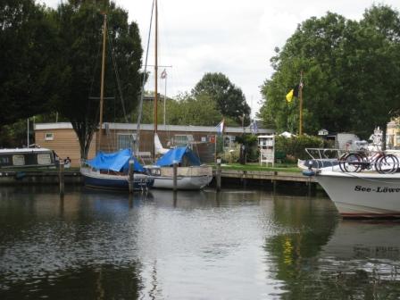 Het havenkantoor is gevestigd in de woonboot van de havenmeester